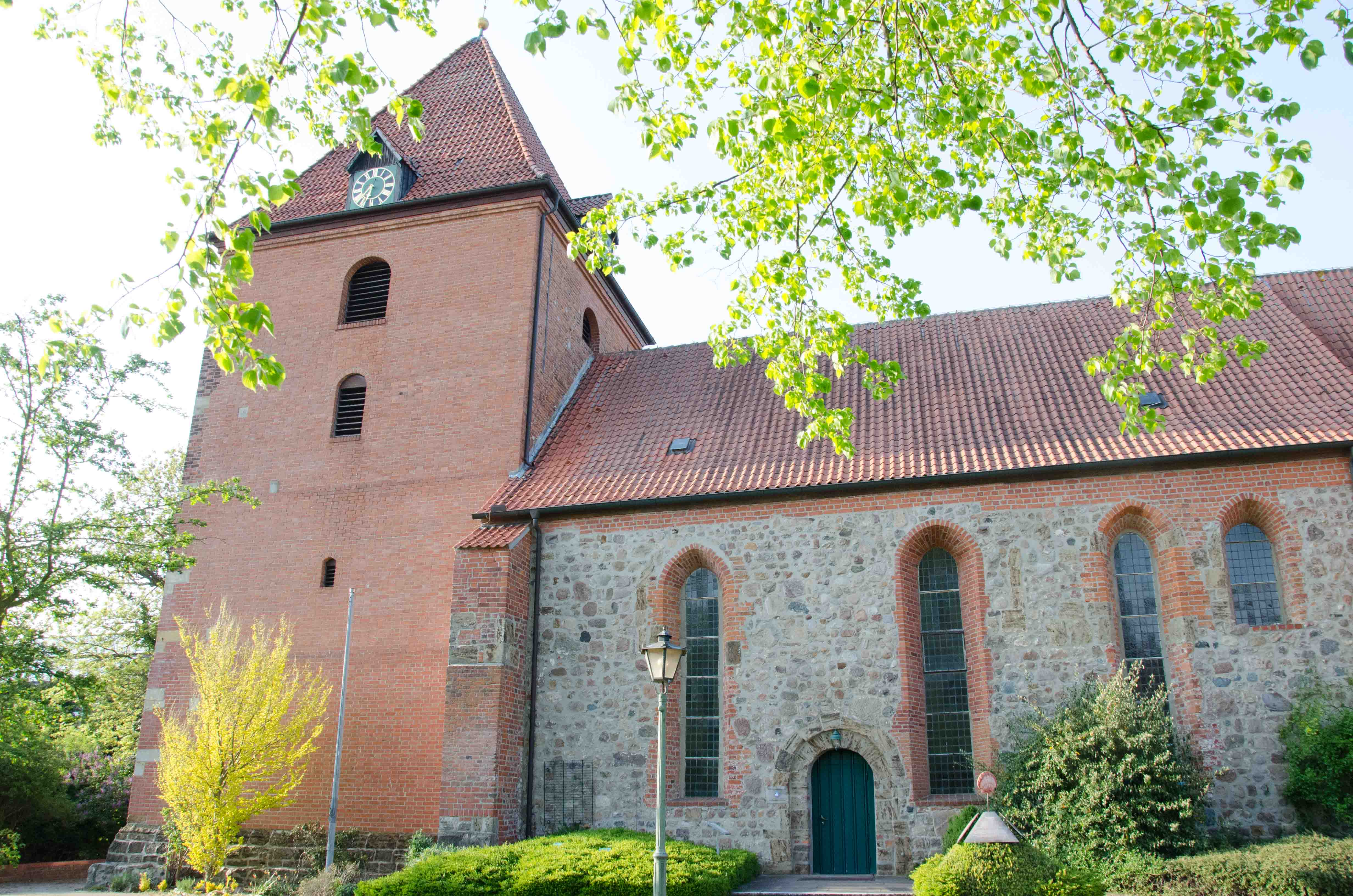 Außenansicht Bartolomäuskirche Barrien Außenansicht Bartolomäuskirche Barrien